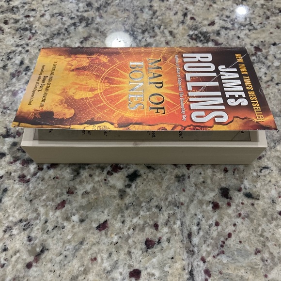 Map Of Bones by James Rollins paperback slight bend on cover - Picture 3 of 6